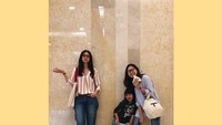 Inilah kekompakan Yuki, Reina, dan Sakura Kato. Ketiganya adalah putri cantik pasangan Takeshi Kato dan Twinawati. Foto: Instagram reinakato