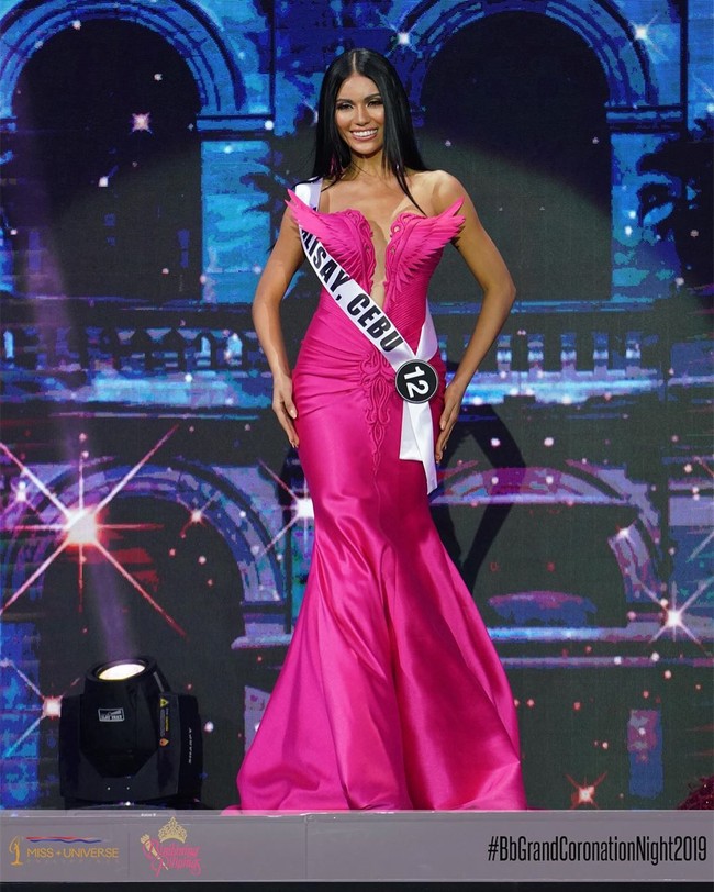 Seperti pendahulunya, Catriona Gray, sosok Gazini juga seorang blasteran. Ayahnya berasal dari Palestina dan ibunya orang Filipina. Sejak lahir, Gazini belum pernah bertemu dengan ayahnya. Dan dia berharap melalui kompetisi Miss Universe Philippines bisa mempertemukannya dengan sang ayah. Foto: Instagram @bbpilipinasofficial, @ gazinii