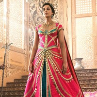 Warna-warna terang nan meriah semakin menonjolkan nuansa Negeri 1001 Malam dan tak dipungkiri, membuat penampilan Naomi Scott, pemeran Putri Jasmine terlihat makin menawan. Foto: Istimewa