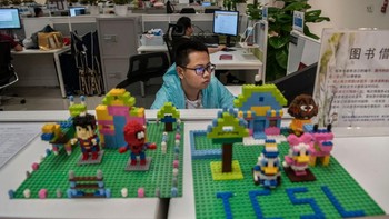 Ada pula pegawai yang tetap bekerja di meja masing-masing. Foto: Getty Images