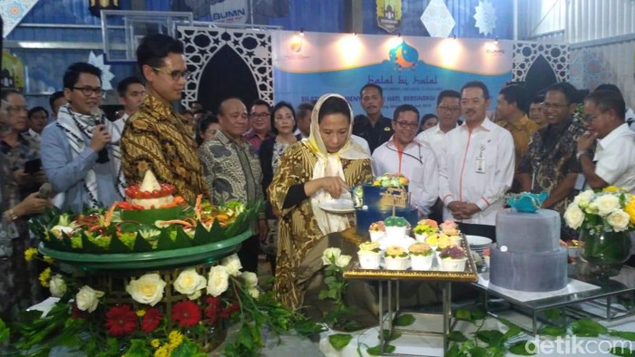 Halal Bihalal, Rini Soemarno Dapat Kejutan Kue Ulang Tahun