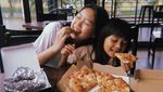 Kenalan Sama Reina, Adik Yuki Kato yang Cantik Saat Kulineran