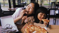 Bukti lain kalau Reina dekat banget sama Sakura. Makan pizza, mereka kelihatan happy banget! Foto: Instagram reinakato