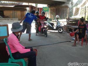 Warga Pungut Duit Pengendara yang Lewat Jalan Tikus di Indramayu