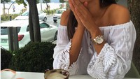 Mengenakan baju putih. Amine terlihat sedang menikmati suasana pagi sambil minum kopi.  Foto: Instagram@gulseamine