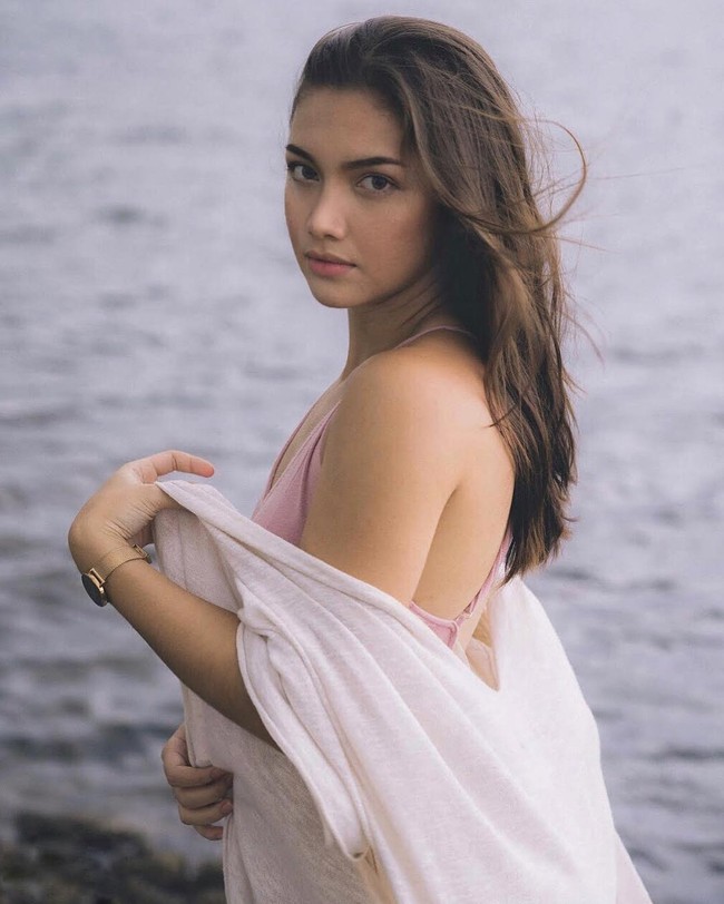 Angela Gilsha menjadi salah satu seleb Indonesia yang juga memiliki darah blasteran. Perpaduan antara Italia dan Bali membuat Angela memiliki paras yang cantik dan menarik. Foto: instagram @angelagilsha