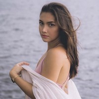 Angela Gilsha menjadi salah satu seleb Indonesia yang juga memiliki darah blasteran. Perpaduan antara Italia dan Bali membuat Angela memiliki paras yang cantik dan menarik. Foto: instagram @angelagilsha
