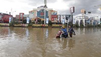 Banjir tersebut melanda beberapa ruas jalan utama di Kota Samarinda.