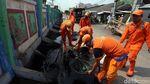 Aksi Pasukan Oranye Bersihkan Sisa Sampah Lebaran di Muara Angke