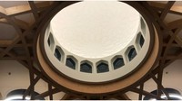 Hal ini dimulai dari tenaga listrik yang digunakan. Masjid ini merias langit-langit masjid sehingga cahaya matahari bisa masuk untuk menerangi saat siang. Sedangkan malam hari, masjid ini daliri oleh energi panel surya. (cambridgecentralmosque)