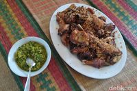 Raos Pisan! Gurih Wangi Goreng Ayam Kampung Majalaya Pak Juanda
