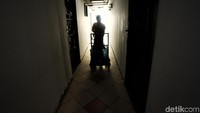Para penghuni apartemen tersebut harus berlangganan air isi ulang untuk kebutuhan sehari-hari.
