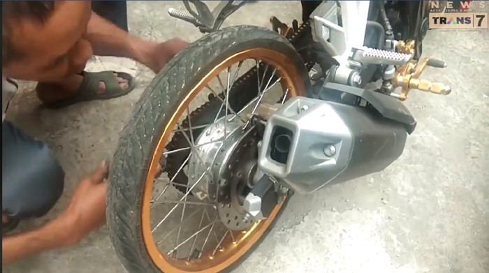 Ban Cacing Tanpa Rem Depan Berujung Kecelakaan