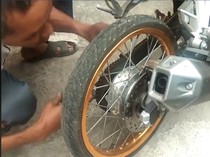 Udah Jarang Lihat Motor Modif Ban Cacing? Ternyata...