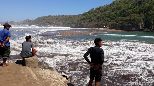 Gelombang Tinggi Nelayan Pantai Baron Gunungkidul Tak Melaut