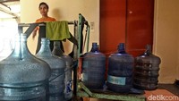 Terpaksa mereka harus rela membeli air galon untuk kebutuhan sehari-hari seperti mandi.