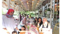 Masih bersama sahabat-sahabatnya, Retno ternyata suka kumpul sambil makan bareng. Foto: Instagram retnoparadinah