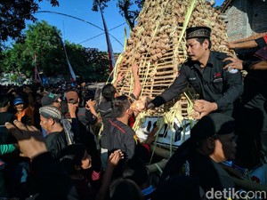 Keseruan Warga Ponorogo Berebut Gunungan 1001 Ketupat