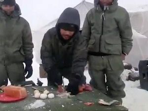 Hidup di Atas Pegunungan Es, Tentara Ini Pecahkan Telur dan Sayur Pakai Palu