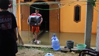 Curah hujan yang tinggi membuat wilayah yang terendam banjir terus bertambah hingga 50 desa yang berada di 8 kecamatan di Konawe, Sulawesi Tenggara. Warga pun membawa serta barang-barang berharga untuk mengungsi.