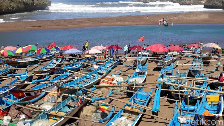 Gelombang Tinggi Nelayan Pantai Baron Gunungkidul Tak Melaut