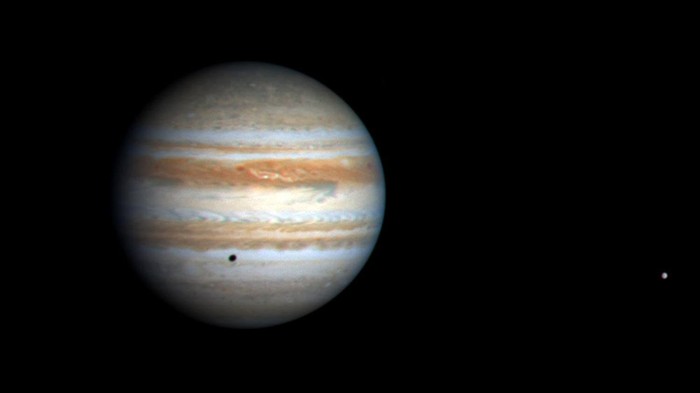 This color image of Jupiter was taken by the camera onboard NASAs Cassini spacecraft and released by NASA 09 October, 2000 when it was 81.3 million kilometers (50.5 million miles) from the planet.  It is composed of images taken in the blue, green, and red regions of the spectrum and is therefore close to the true color of Jupiter that one would see through an Earth-based telescope. Jupiters moon Europa is seen at the right, casting a shadow on the planet. Scientists believe Europa holds promise of a liquid ocean beneath its surface. AFP PHOTO/ NASA/JPL/UNIVERSITY OF ARIZONA (Photo by NASA / NASA / AFP)