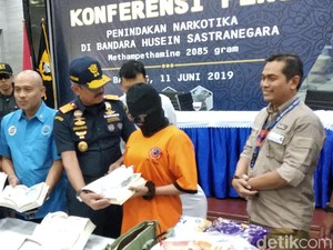 Mudik Lebaran dari Malaysia, IRT Ini Selundupkan Sabu 2 Kg di Buku
