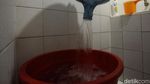 Penghuni Apartemen Jakut Mandi dengan Air Galon Isi Ulang