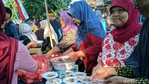 Warga makan 1001 ketupat di lapangan desa/
