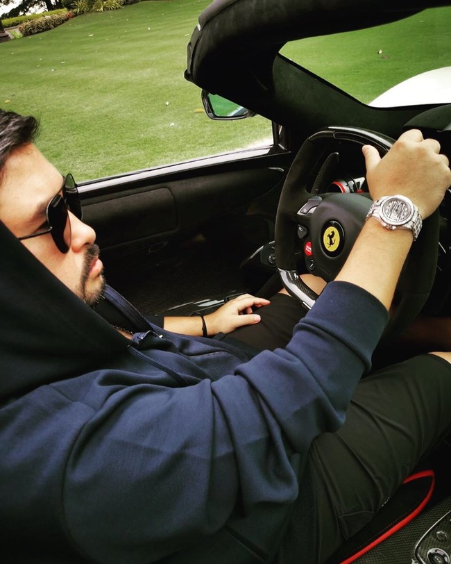 Ini adalah salah satu gaya mewah Tunku Ismail saat mengendarai mobil sport Ferrari yang dibagikannya di Instagramnya. Foto: Instagram