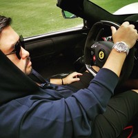 Ini adalah salah satu gaya mewah Tunku Ismail saat mengendarai mobil sport Ferrari yang dibagikannya di Instagramnya. Foto: Instagram