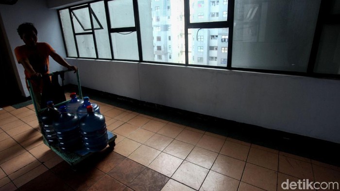 Sejumlah penghuni apartemen di kawasan Pluit, Jakarta Utara, menggunakan air galon isi ulang untuk mandi. Hal tersebut karena air dari apartemen kurang baik.