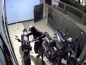 Polisi Kejar Pencuri Motor di Kontrakan Bekasi yang Terekam CCTV