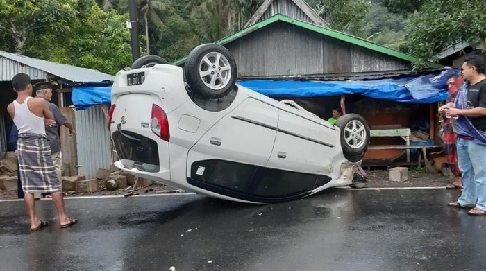 Mobil Terbalik Setelah Tabrak Batu di Maros, 3 Orang Terluka