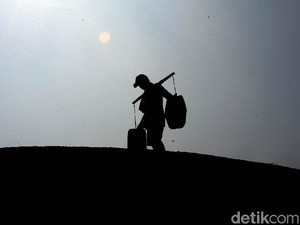 Derita Pedagang Asongan Akibat Corona, Menangis Tak Punya Uang Buat Makan
