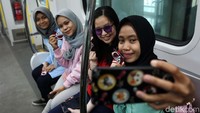 Penumpang welfie di dalam LRT.