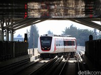 Setahun Digratiskan Anies, Naik LRT Jakarta Mulai Berbayar Bulan Depan