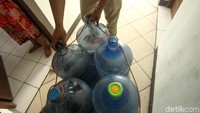 Beberapa kali air dari apartemen nampak keruh.