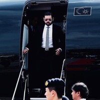 Terlepas dari kontroversi Tunku Ismail yang dikritik karena postingannya itu, pria yang memiliki 1,8 juta pengikut di Instagramnya ini kerap berbagi gaya hidup mewahnya. Foto: Instagram