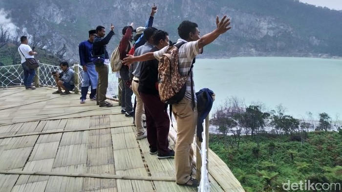 Kawah Putih, Kabupaten Bandung masih jadi favorit warga saat libur lebaran.