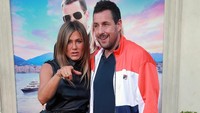 Jennifer Aniston dan Adam Sandler saat ditemui di acara film terbarunya di California, Amerika Serikat pada Senin (10/6). Rich Fury/Getty Images