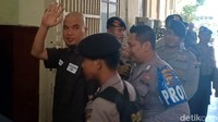 Sebelumnya, jaksa menuntut Ahmad Dhani dihukum penjara 18 bulan. Tuntutan itu disampaikan jaksa di PN Surabaya, Selasa (23/4) lalu.