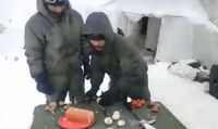 Hidup di Atas Pegunungan Es, Tentara Ini Pecahkan Telur dan Sayur Pakai Palu