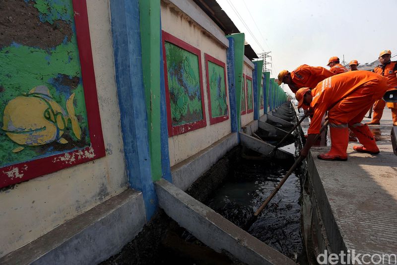 Usai Lebaran, pekerjaan bersih-bersih sampah masih terus dilakukan oleh sejumlah PPSU. Mereka tak segan masuk ke dalam selokan untuk bersihkan sampah.