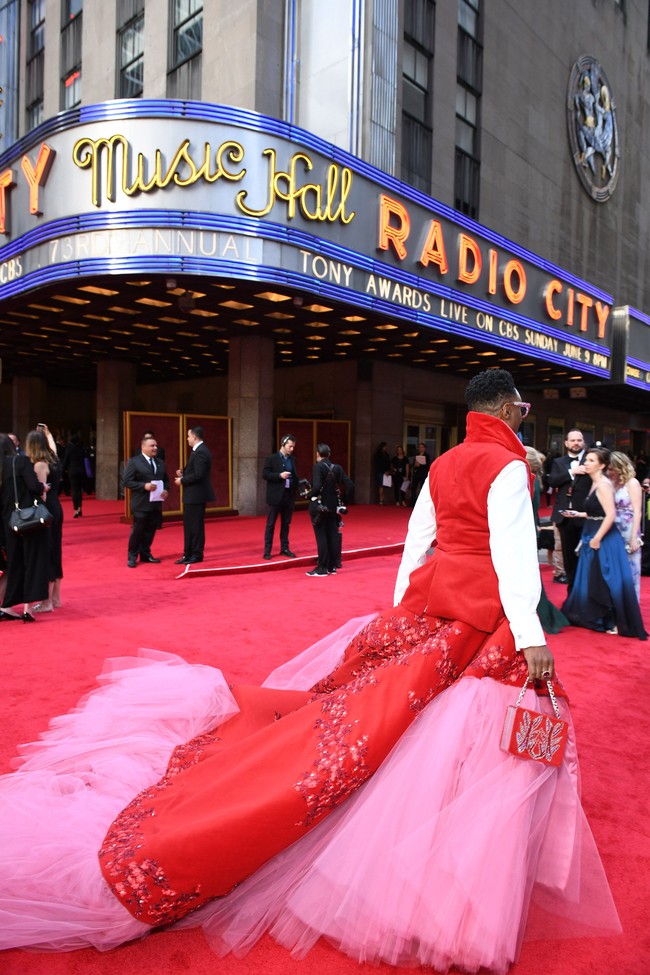 Setelan tuksedonya dibuat feminin dengan tambahan train panjang berhias tulle pink dan detail embroidery di atasnya. Gaunnya dirancang oleh Celestino Couture. Foto: Getty Images