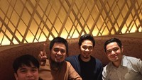 Sedang weekend. Billy memilih untuk berkumpul dengan sahabat sambil menikmati sushi. Foto: Instagram@bilsky16