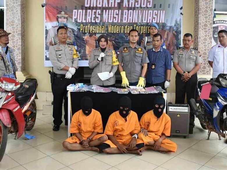 Tiga Pelaku Penusukan Remaja di Muba Sumsel Ditangkap Tiga Pelaku Penusukan Remaja di Muba Sumsel Ditangkap