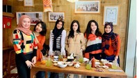 Wanita berhijab ini masih sempatkan diri berkumpul dengan teman-teman. Makan enak pun jadi agenda pilihan mereka. Foto: Instagram retnoparadinah