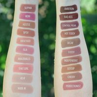 Hii! Ada Serabut & Gumpalan di Lipstik Mahal yang Dirilis Beauty Vlogger Ini