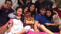 Ulang tahun mamah. Keluarga dan Billy bersama-sama memberikan surprise kue ulang tahun. So sweet! Foto: Instagram@bilsky16